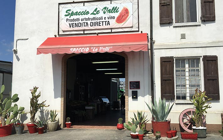 Az. Agr. Bartoli Ivan and William: entrance to the Spaccio Le Valli direct sales of fruit and vegetables and wine