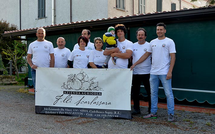 Azienda Agricola Scarlassara Natalino: the whole Scarlassara family poses behind the company banner
