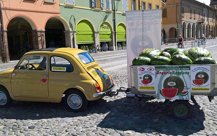 Azienda Agricola Zarantonello: fiat 500 gialla d’epoca con carretto carico di angurie