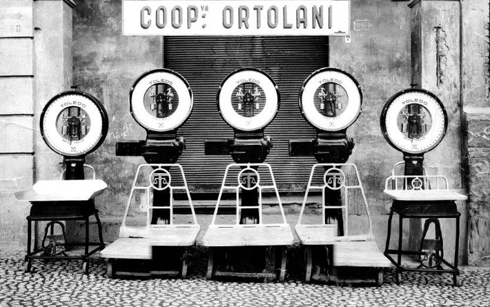 Coop Ortolani foto storica in bianco e nero con bilance Coop Ortolani foto storica in bianco e nero con bilance
