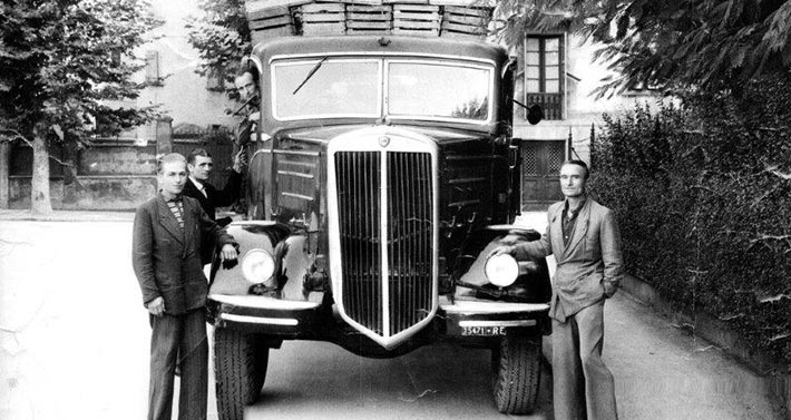 Coop Ortolani foto storica in bianco e nero con furgone d’epoca, primi novecento, carico di cassette della frutta Coop Ortolani foto storica in bianco e nero con furgone d’epoca, primi novecento, carico di cassette della frutta